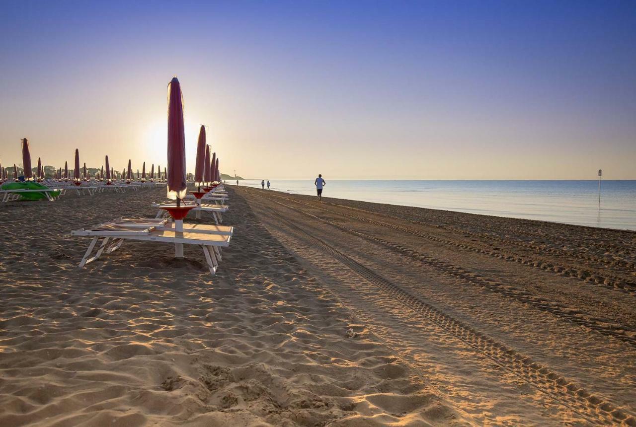 Hotel Adriatico Bibione Exterior foto